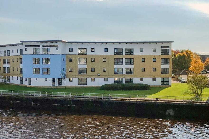 SEC/Hydro 2 bed flat with amazing views & Parking