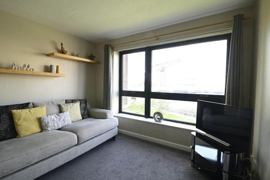 SEC/Hydro 2 bed flat with amazing views & Parking