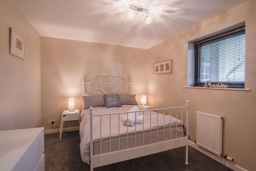 SEC/Hydro 2 bed flat with amazing views & Parking