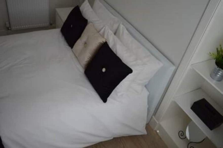 Clean & Stylish City Centre Apartment