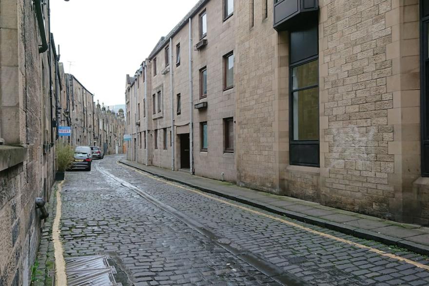 Quiet one bedroom apartment in the heart of Edinburgh's West end