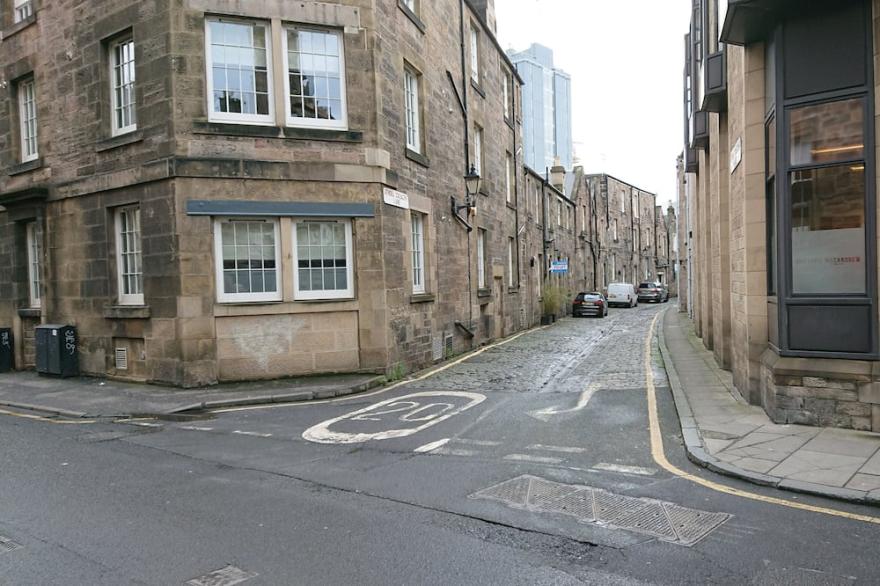 Quiet one bedroom apartment in the heart of Edinburgh's West end