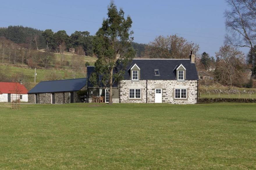 Beautiful Converted Cottage with Stunning Loch and Mountain views