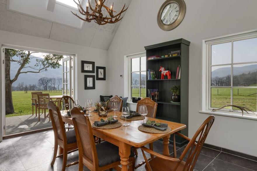 Beautiful Converted Cottage with Stunning Loch and Mountain views