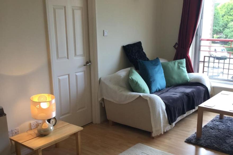 Modern Central 2 Bed   Riverview Apartment free parking near cop 26 short walk