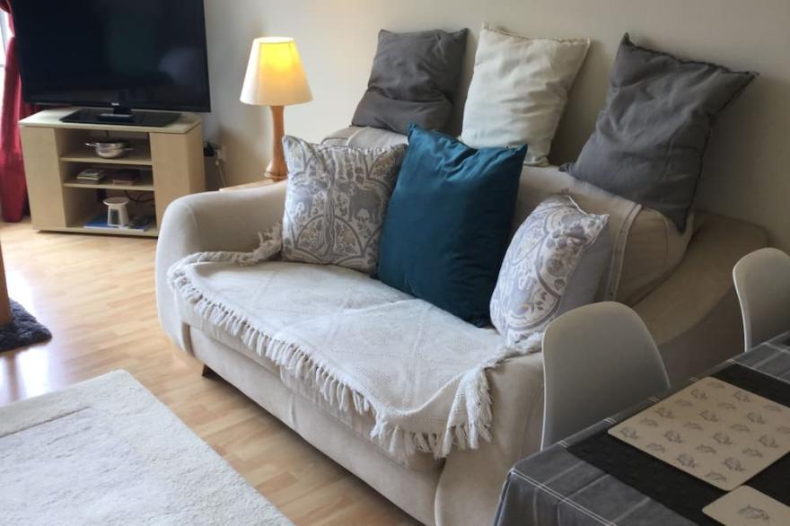 Modern Central 2 Bed   Riverview Apartment free parking near cop 26 short walk