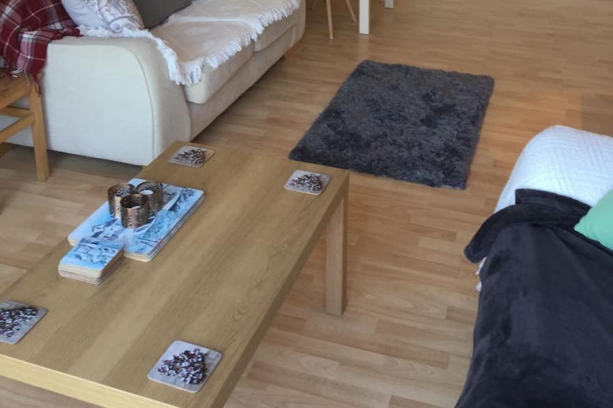 Modern Central 2 Bed   Riverview Apartment free parking near cop 26 short walk