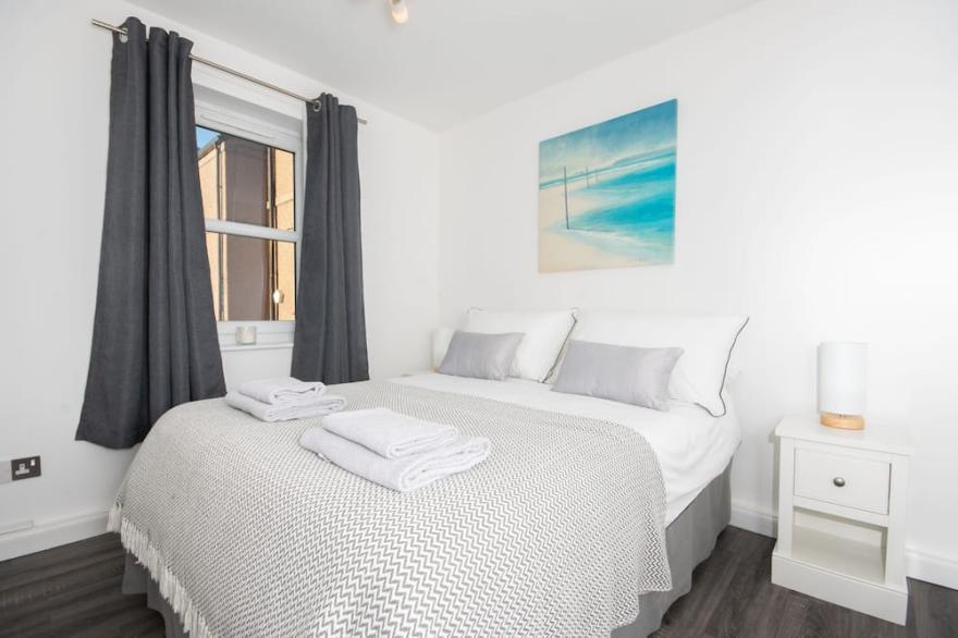 ✪ Find Dwellcome Home Ltd ✪ 2 bed apartment with king & double beds