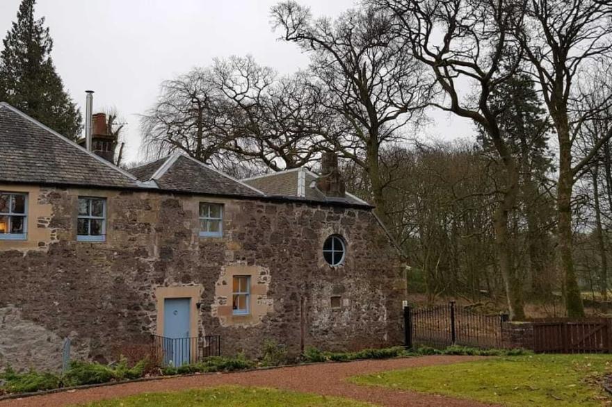 Cosy and immaculate 2 bedroom flat in serene location, sleeps 4.