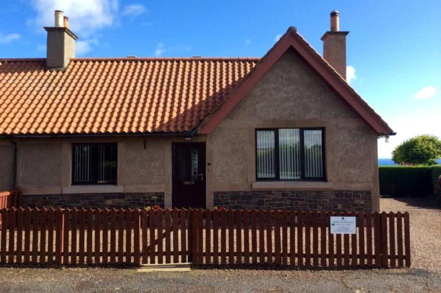 Templehall Cottage. Modern cottage with sea view