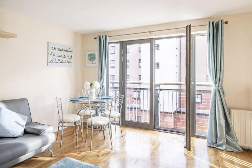 Bright Contemporary Luxury Merchant City Flat