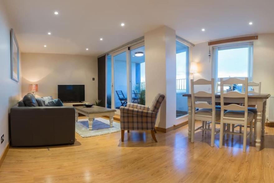 Modern apt, amazing Harbour views, wifi & Parking