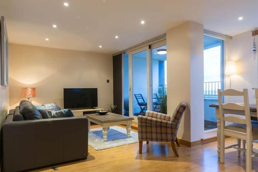 Modern apt, amazing Harbour views, wifi & Parking