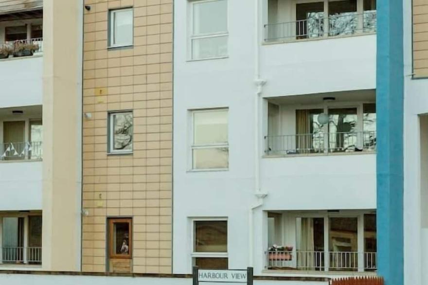 Modern apt, amazing Harbour views, wifi & Parking