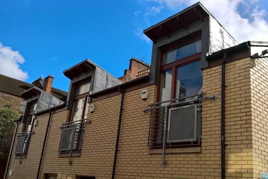 Quiet townhouse with private entrance and parking