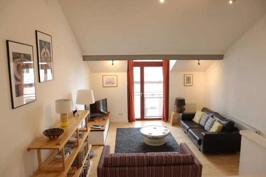 Quiet townhouse with private entrance and parking