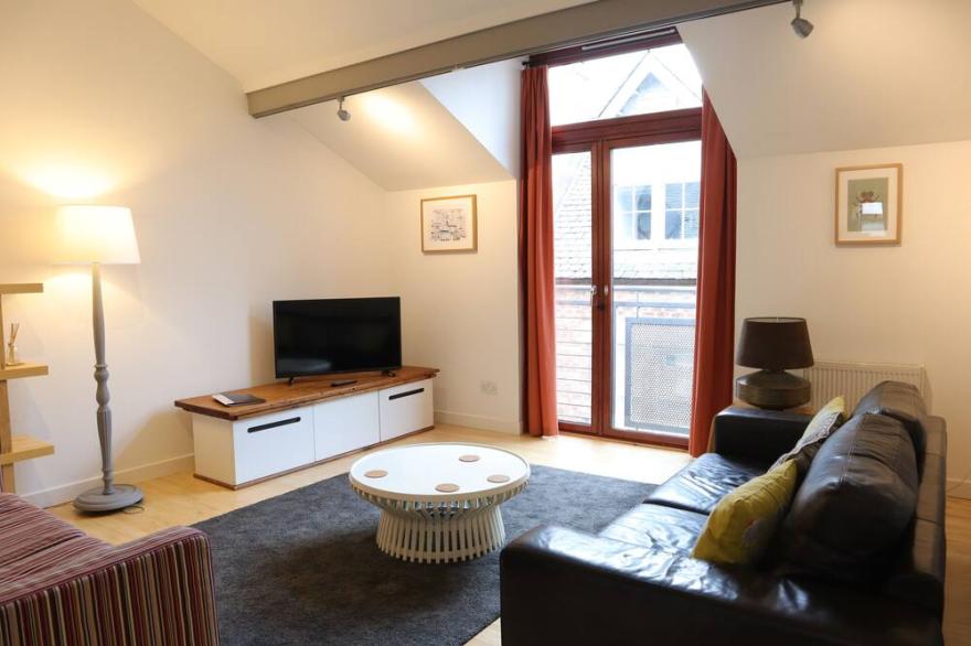 Quiet townhouse with private entrance and parking