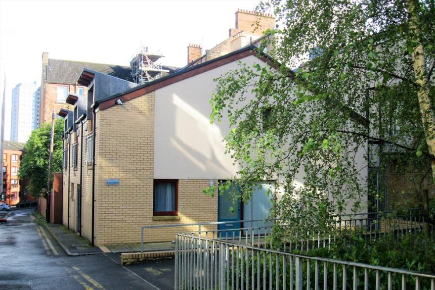 Quiet townhouse with private entrance and parking