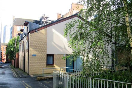 Quiet townhouse with private entrance and parking