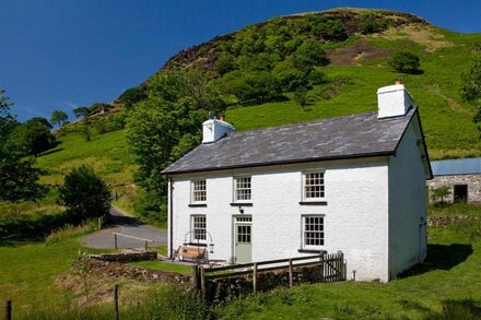 Alltwinau Farmhouse