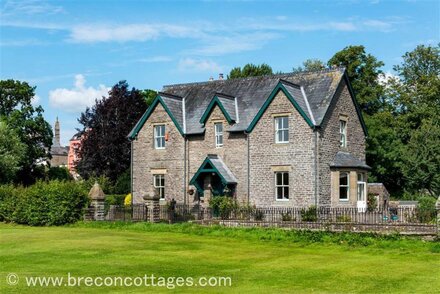 Dinas Lodge