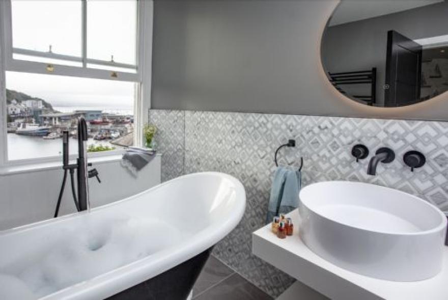 Leader, Maritime Suites