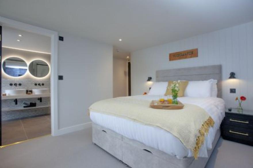 Vigilance, Maritime Suites
