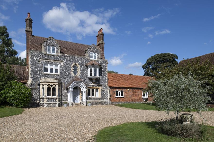 Hedge Farmhouse